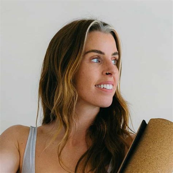 Carly Rowena