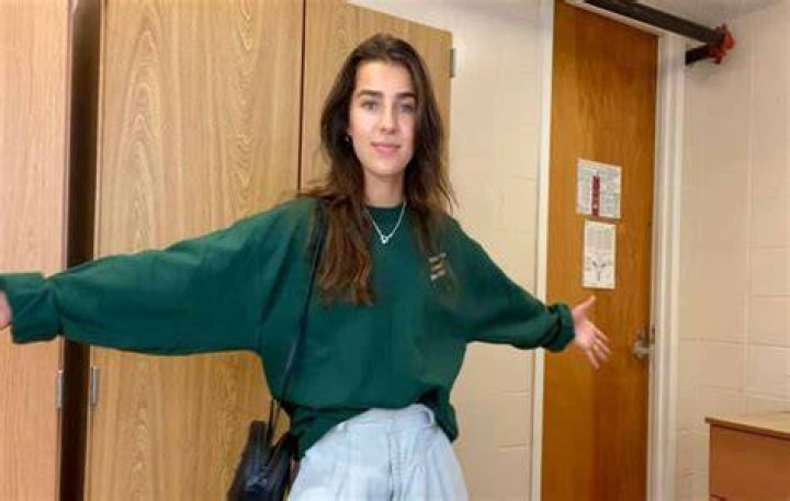 Halle Burns Net Worth